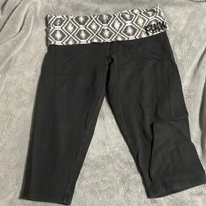 Victoria Secret Pink black capri leggings. Size large.